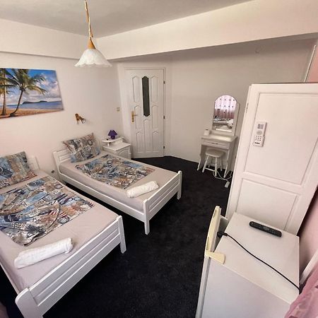קיטן Guesthouse Flora מראה חיצוני תמונה