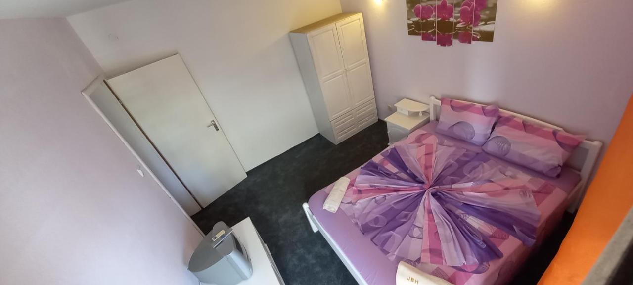 קיטן Guesthouse Flora מראה חיצוני תמונה